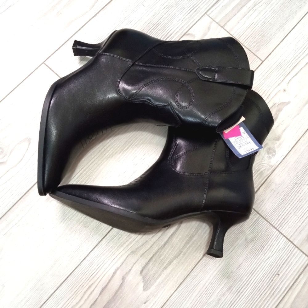 (43-3844)  Universal Thread Boots  Sz 9